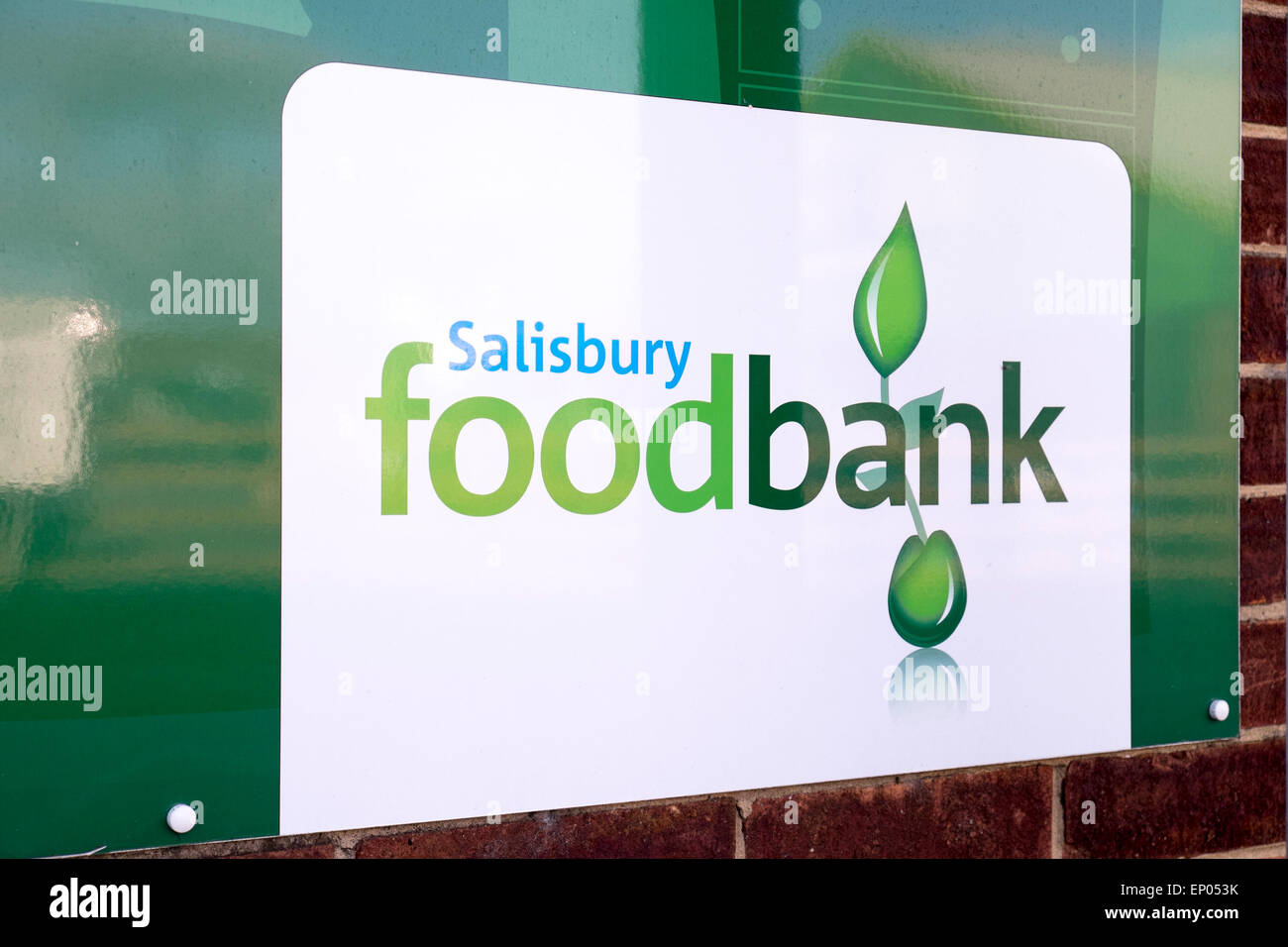 La carità food bank sign in Salisbury Regno Unito. Il testo in verde su sfondo bianco Foto Stock