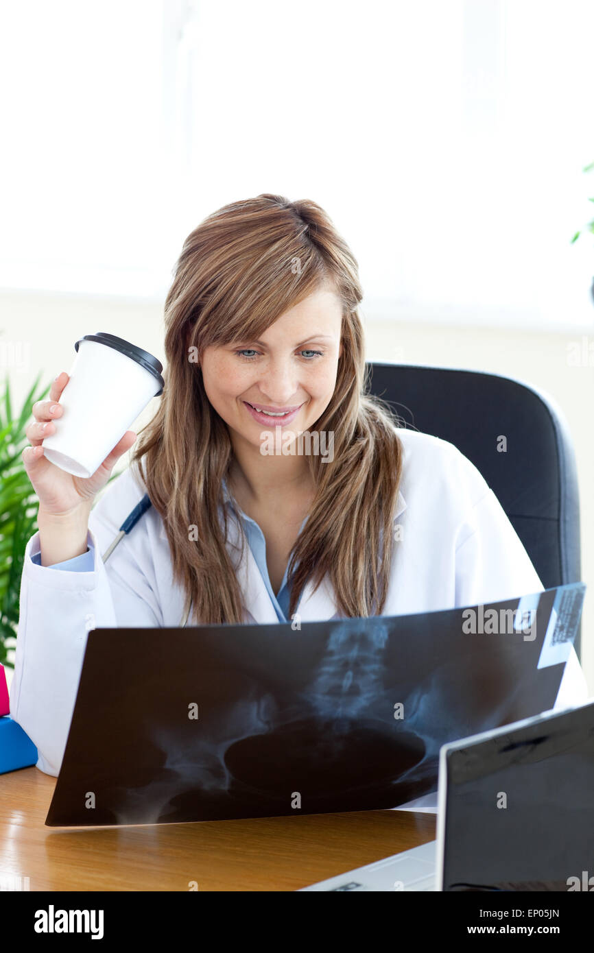 Felice medico donna guardando una radiografia Foto Stock