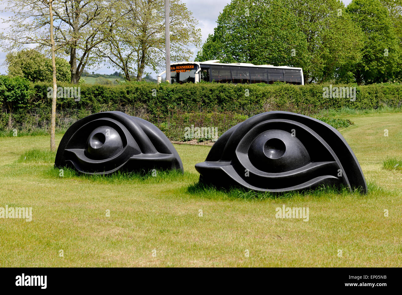 Louise Bourgeois occhi scolpiti in granito nero a Hauser & Wirth galleria d'arte, Bruton, Somerset, Regno Unito Foto Stock