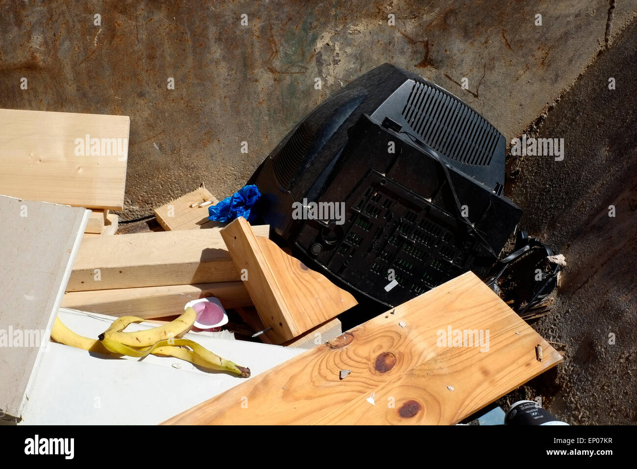 Le macerie e la spazzatura in un saltare essendo utilizzato durante la casa di ristrutturazione Foto Stock