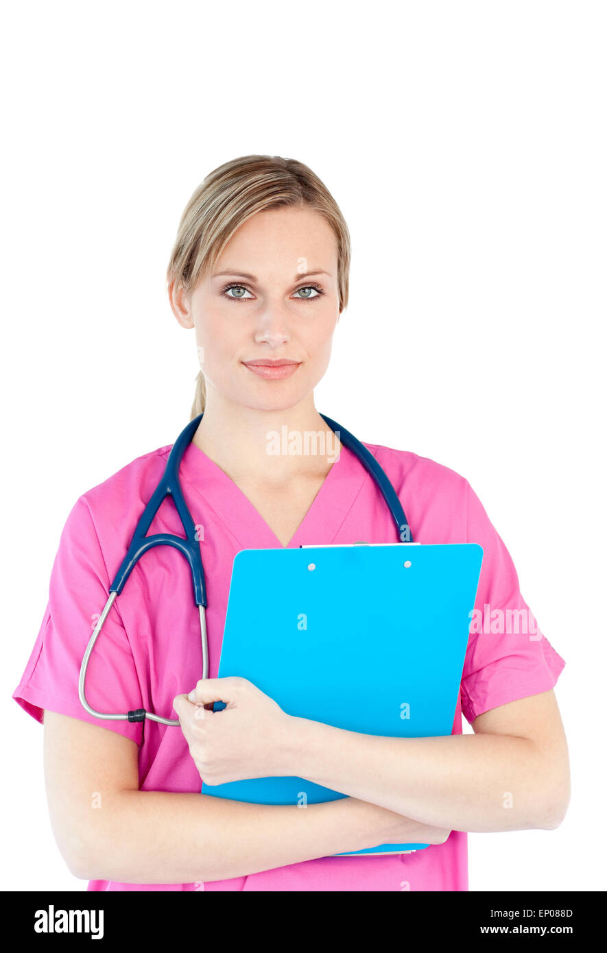 Fiducioso infermiere contro uno sfondo bianco tenendo un clipboard Foto Stock