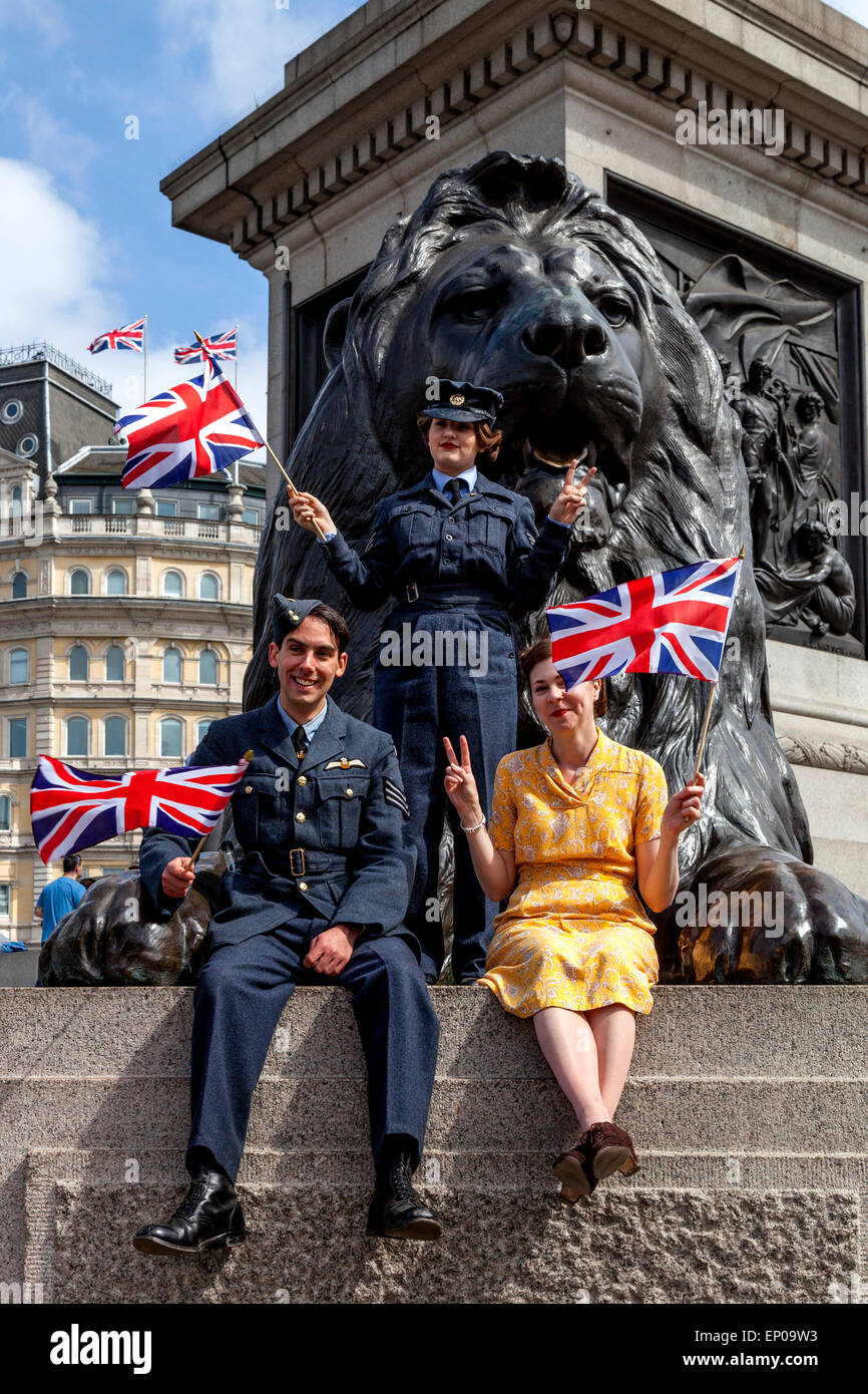 Un gruppo di persone vestite in 1940's Periodo Onda Abbigliamento Unione bandiere in Trafalgar Square a Londra, Inghilterra Foto Stock