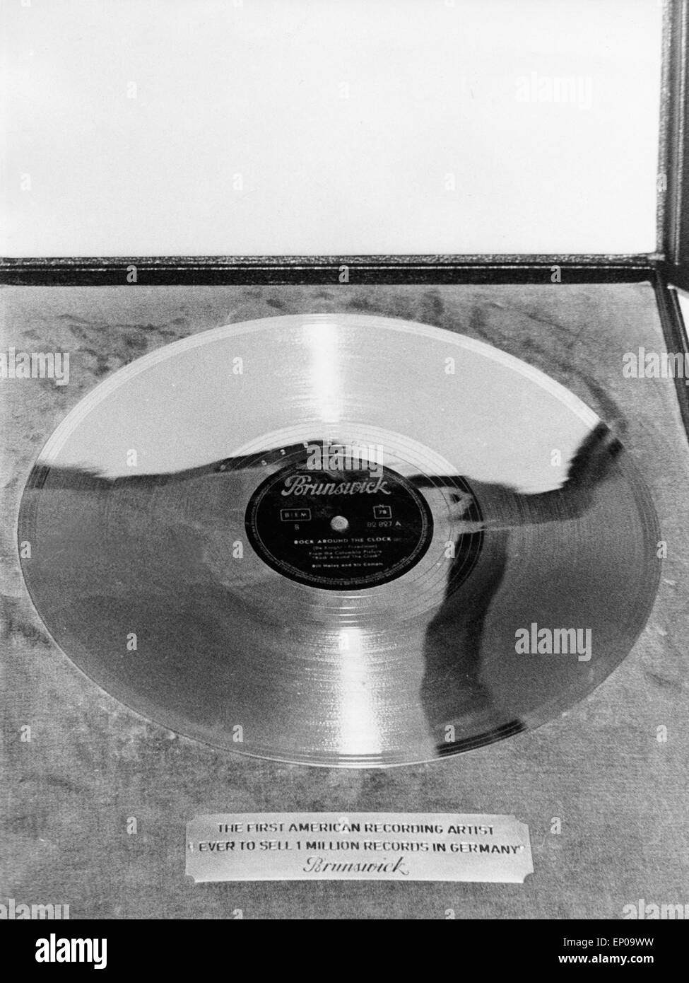 Goldene Schallplatte für Bill Haley mit seinem Titel roccia intorno all'orologio, 1955. Golden record per Bill Haley, 1955. Foto Stock