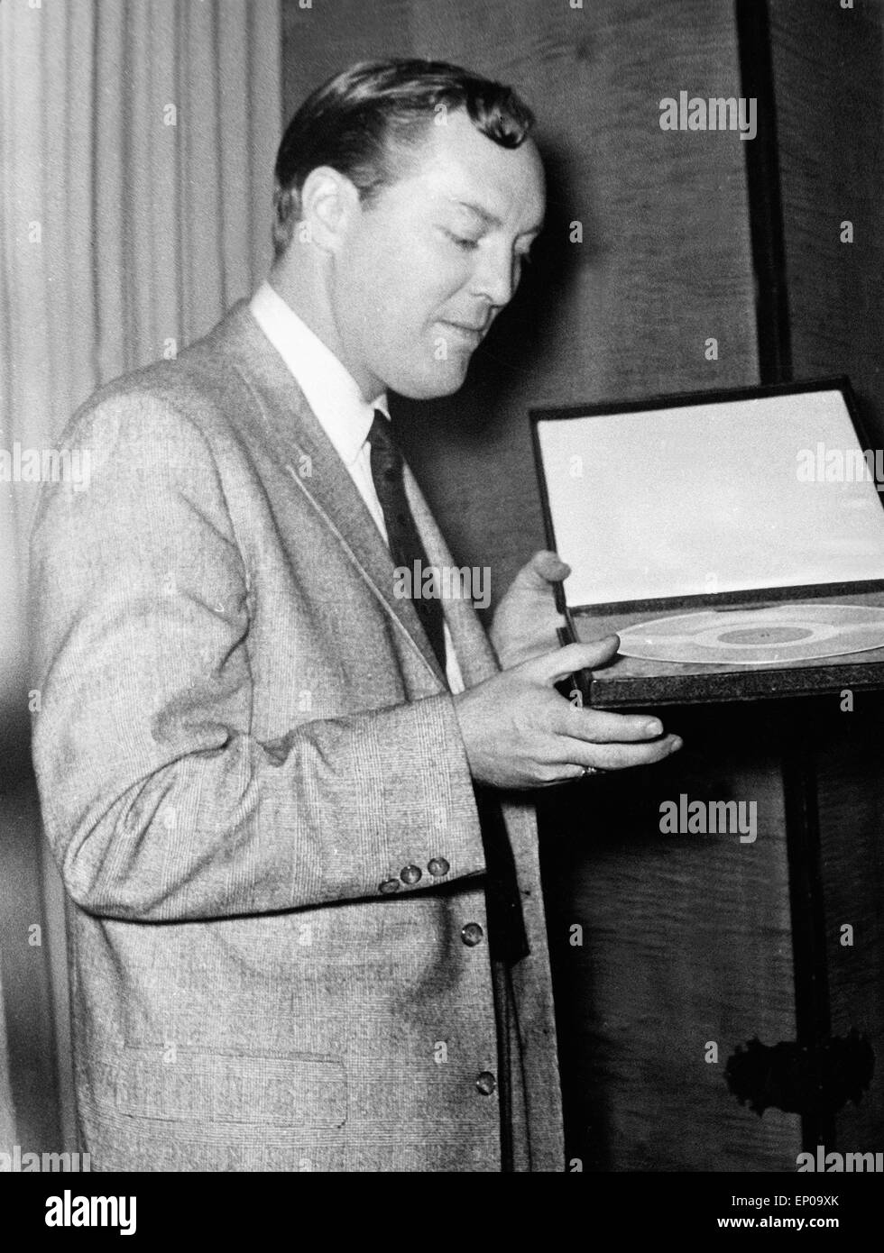 Bill Haley erhält Die Goldene Schallplatte für seinen Titel roccia intorno all'orologio, 1955. Bill Haley ottiene un Golden Record per la sua Foto Stock