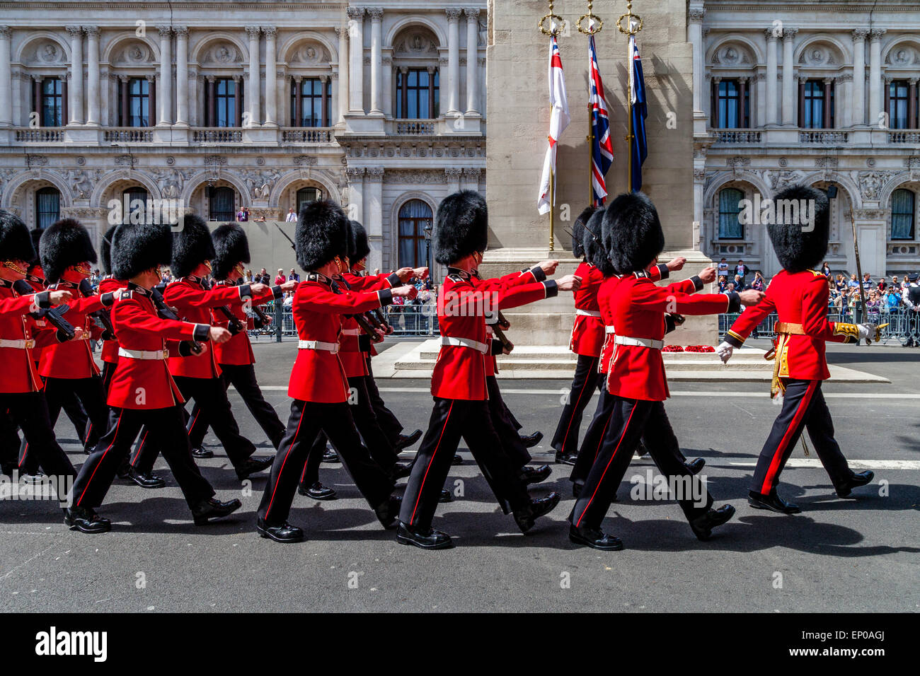 Le guardie scozzesi marzo passato il cenotafio in Whitehall come parte del settantesimo anniversario del giorno ve, Londra, Inghilterra Foto Stock