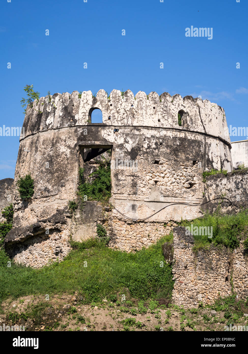 Una delle torri del vecchio Fort (Ngome Kongwe) noto anche come fortezza araba in Stone Town, isola di Zanzibar e Tanzania in Africa. Foto Stock