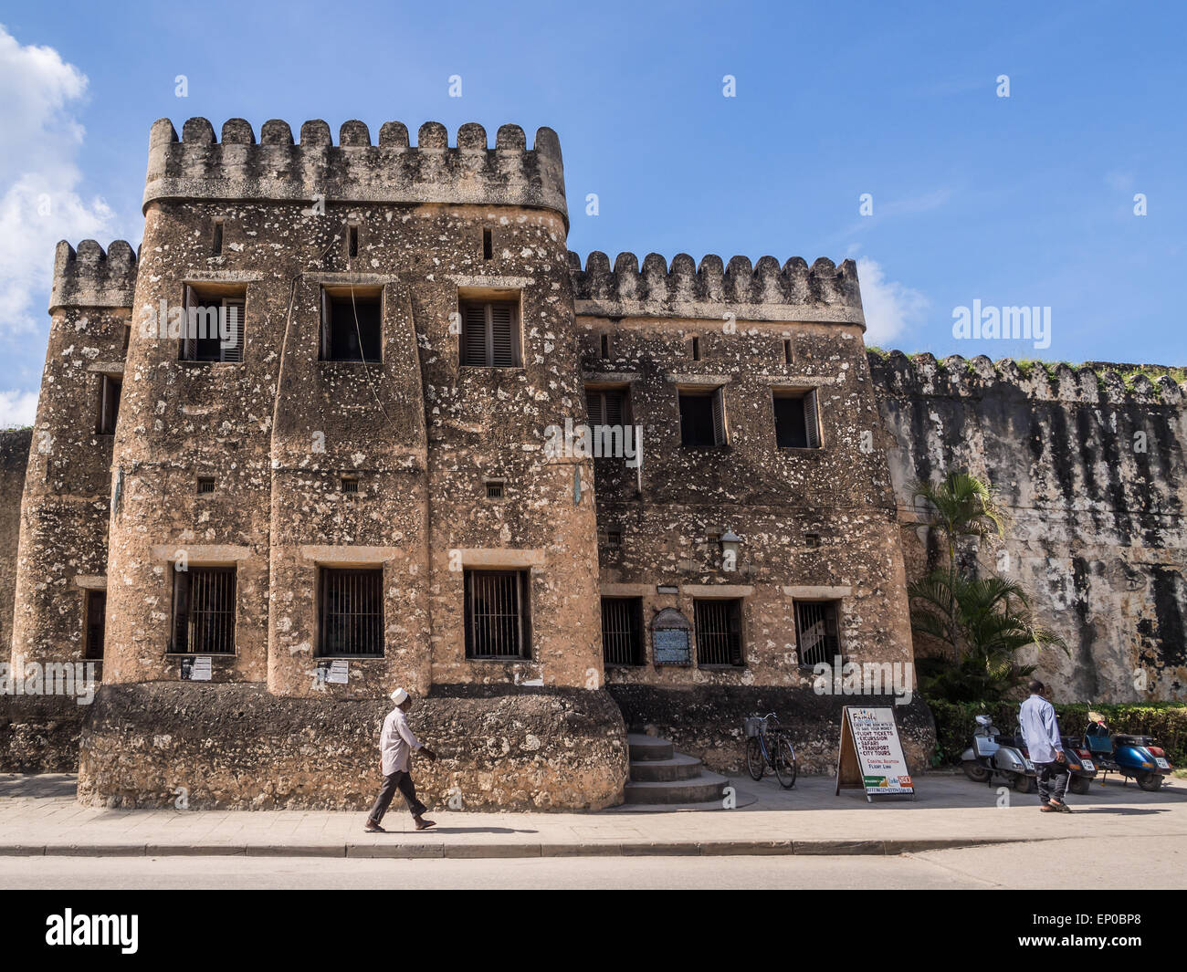 La foto in orizzontale del vecchio Fort (Ngome Kongwe) noto anche come fortezza araba e la casa delle meraviglie in Stone Town a Zanzibar. Foto Stock