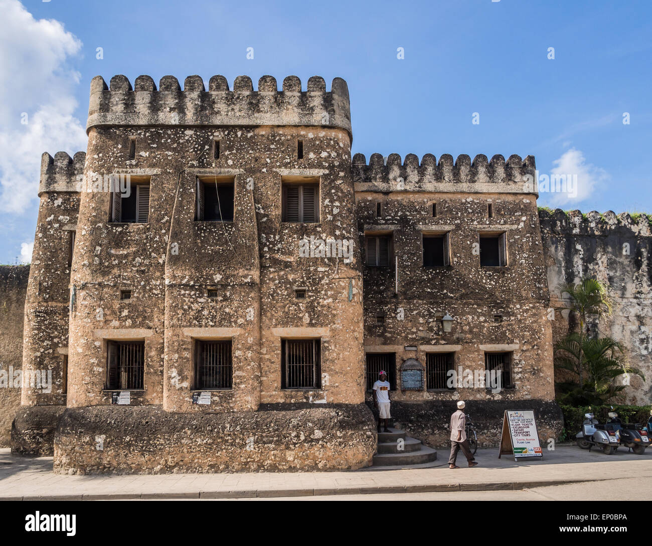 La foto in orizzontale del vecchio Fort (Ngome Kongwe) noto anche come fortezza araba e la casa delle meraviglie in Stone Town a Zanzibar. Foto Stock