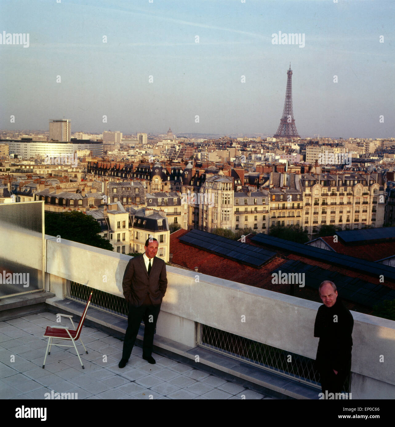 Der deutsch giornalista französische und Publizist Pietro Scholl-Latour über den Dächern von Paris, ca. 1964. Tedesco Francese journa Foto Stock