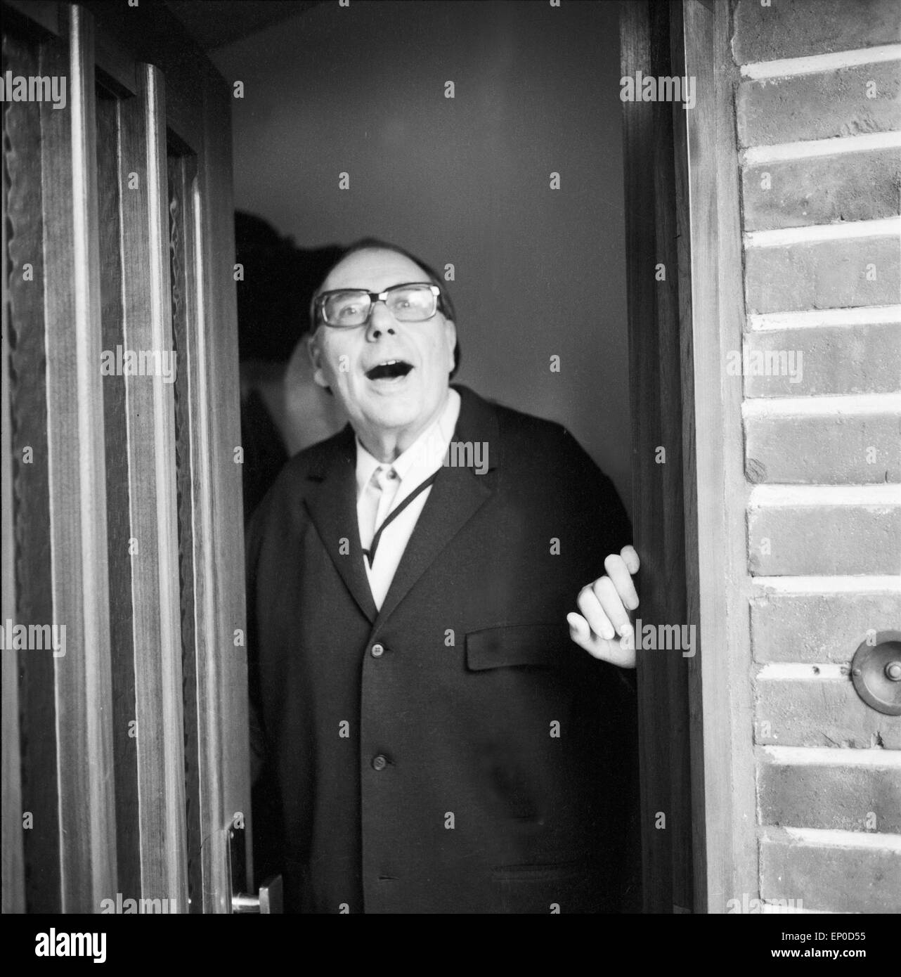 Deutscher Komiker und Wortspieler Heinz Erhardt an der Tür sciabiche Hauses in Amburgo, Anfang 1970er Jahre. Comico tedesco e Foto Stock