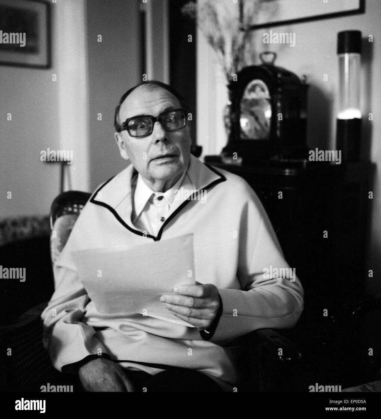 Deutscher Komiker und Wortspieler Heinz Erhardt in seinem Haus a Amburgo, Anfang 1970er Jahre. Comico tedesco e del master Foto Stock