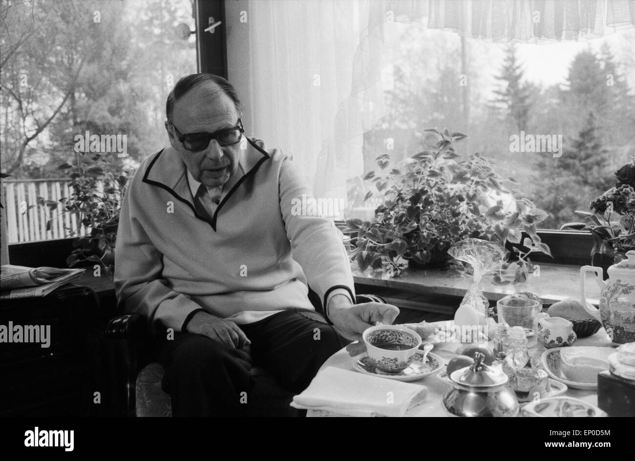 Deutscher Komiker und Wortspieler Heinz Erhardt bei einer Tasse Kaffee in seinem Haus a Amburgo, Anfang 1970er Jahre. Tedesco Foto Stock