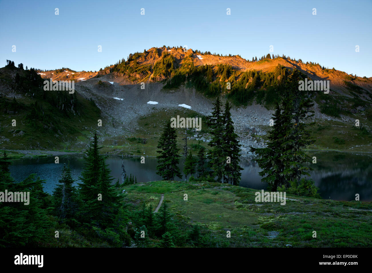 WA10716-00...WASHINGTON - Sunrise a pranzo il lago in Sette Laghi Bacino del Parco Nazionale di Olympic. Foto Stock