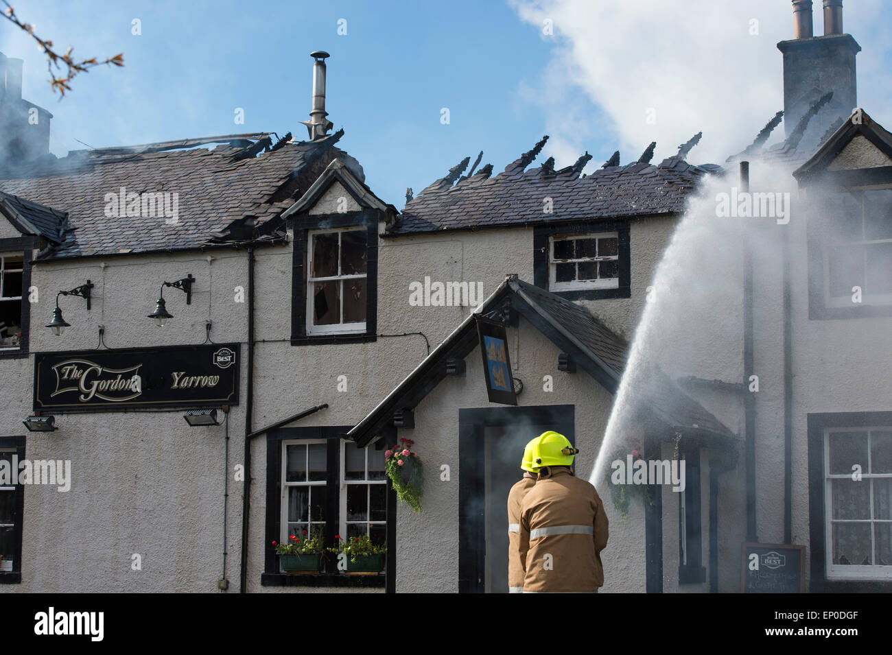 Selkirk / Yarrow Valley, Regno Unito. 12 maggio 2015. FIRE - Gordon Arms Hotel Fire equipaggi prendere un tripudio presso un hotel di proprietà privata in Yarrow Valley, vicino a Selkirk in Scottish Borders. Gli apparecchi da Moffat, Selkirk e un alto livello di torre di accesso al credito hanno partecipato: Rob grigio/Alamy Live News Foto Stock