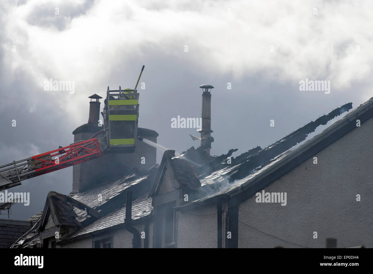 Selkirk / Yarrow Valley, Regno Unito. 12 maggio 2015. FIRE - Gordon Arms Hotel Fire equipaggi prendere un tripudio presso un hotel di proprietà privata in Yarrow Valley, vicino a Selkirk in Scottish Borders. Gli apparecchi da Moffat, Selkirk e un alto livello di torre di accesso al credito hanno partecipato: Rob grigio/Alamy Live News Foto Stock