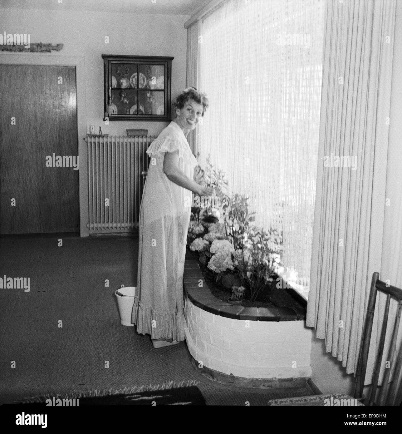 Deutsche Sängerin und Schauspielerin Lale Andersen beim Blumengießen in ihrem Haus Sonnenhof auf der Nordseeinsel Langeoog, Foto Stock