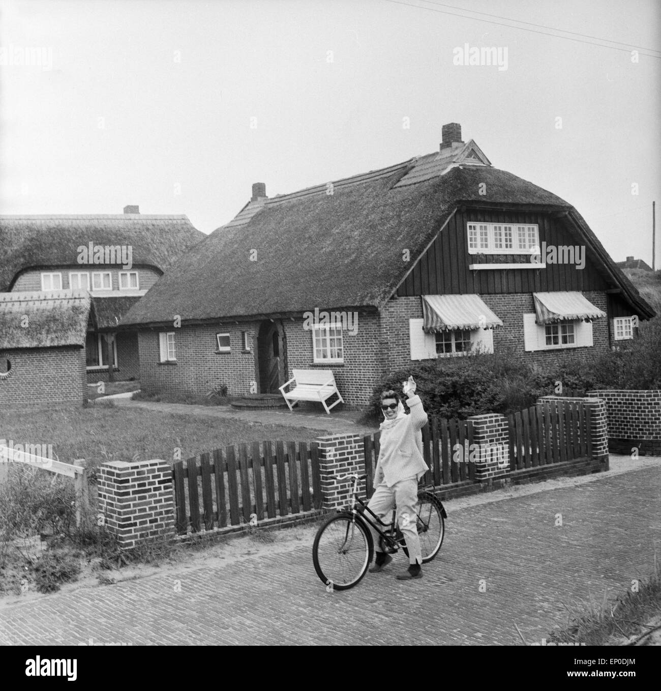 Deutsche Sängerin und Schauspielerin Lale Andersen vor ihrem Haus Sonnenhof auf der Nordseeinsel Langeoog, Mitte 1957. Germa Foto Stock