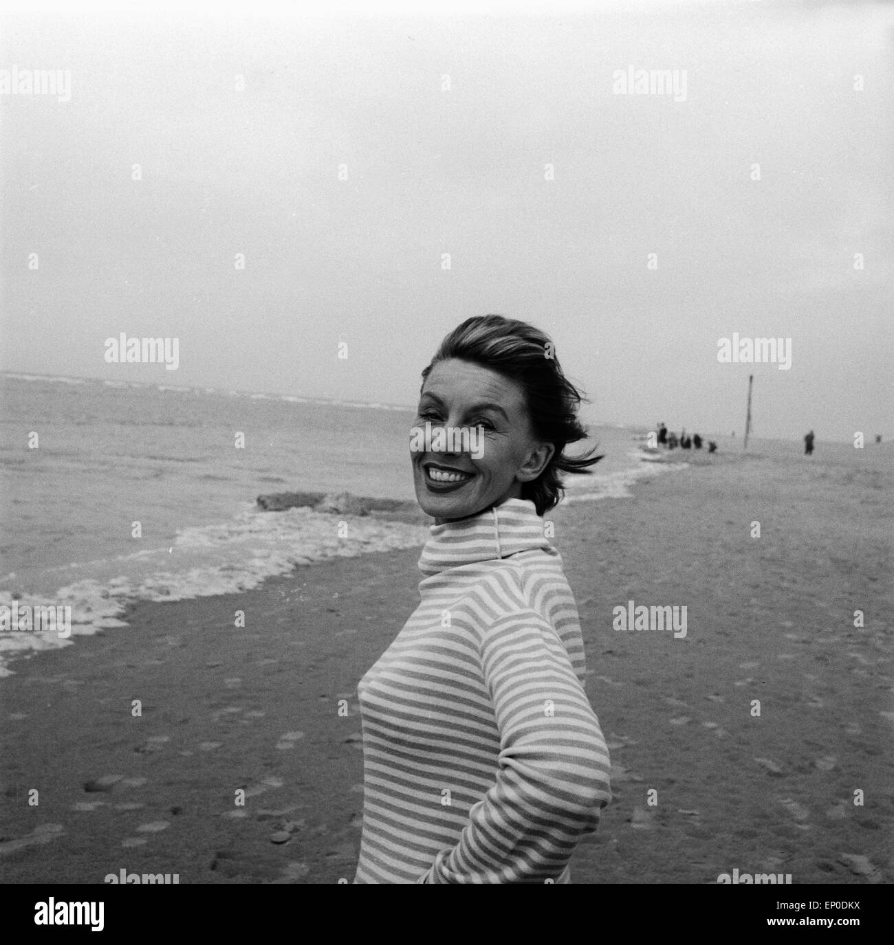 Deutsche Sängerin und Schauspielerin Lale Andersen am Strand der Nordseeinsel Langeoog, Mitte 1957. Cantante tedesca e actres Foto Stock
