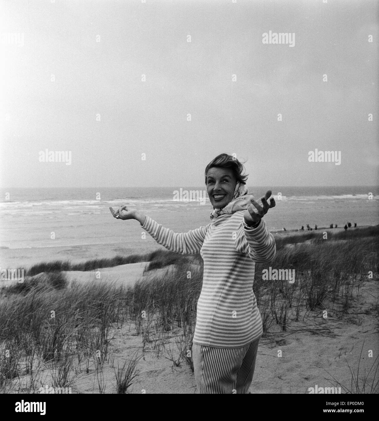 Deutsche Sängerin und Schauspielerin Lale Andersen am Strand der Nordseeinsel Langeoog, Mitte 1957. Cantante tedesca e actres Foto Stock