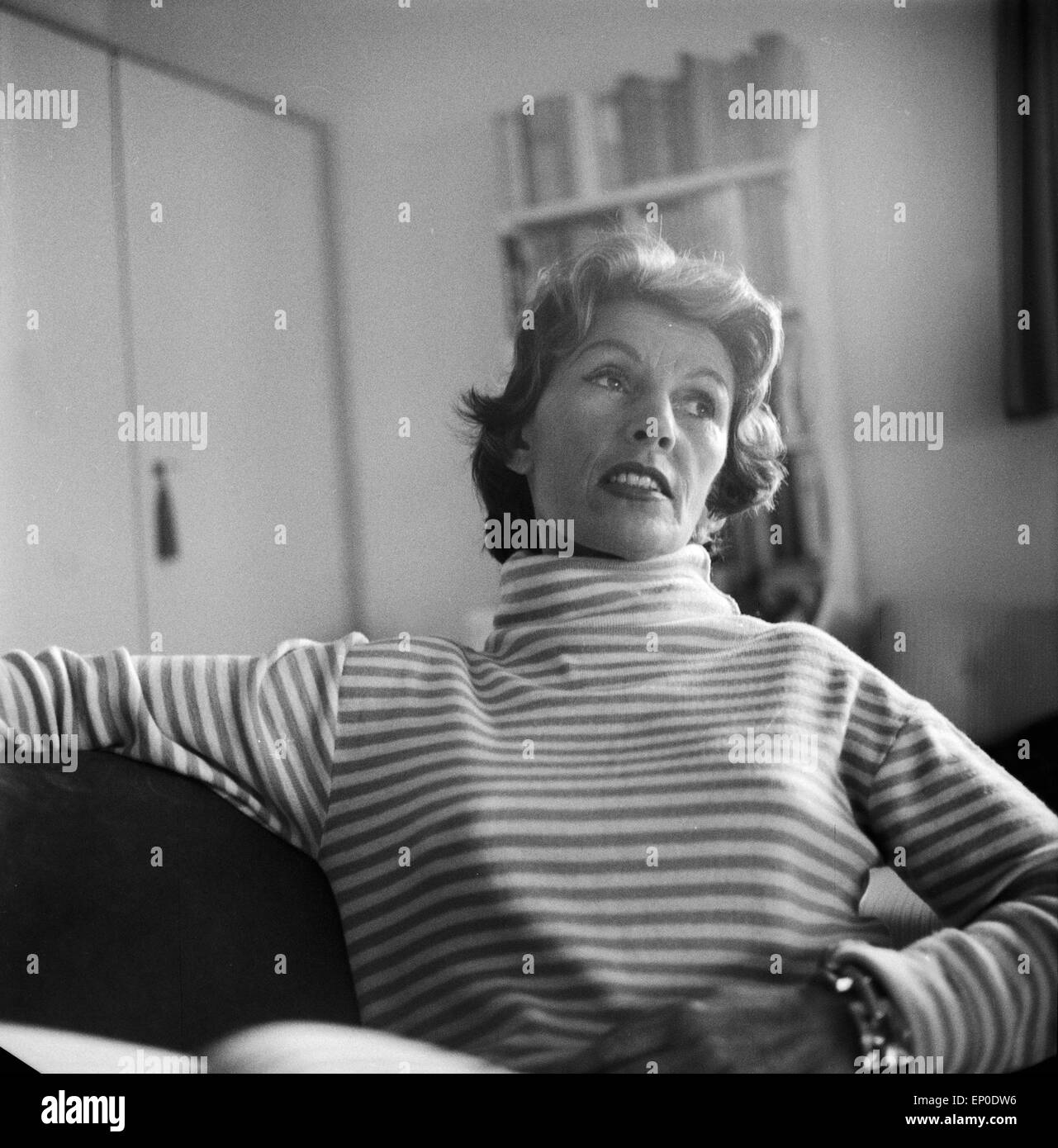 Deutsche Sängerin und Schauspielerin Lale Andersen in ihrem Haus Sonnenhof auf der Nordseeinsel Langeoog, Mitte 1957. Tedesco Foto Stock