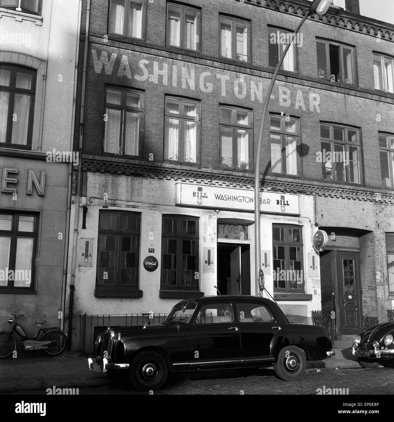 Fassade und Eingangsbereich der Washington Bar ad Amburgo, Dezember 1956. Parte anteriore e ingresso della barra di Washington a Amburgo, D Foto Stock