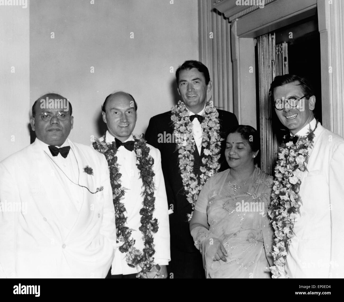 Gregory Peck, Maurice Denham, John Bryan, Chantamplan Gardner und Lady Gardner bei der Premiere des film "Flammen über Fernost Foto Stock