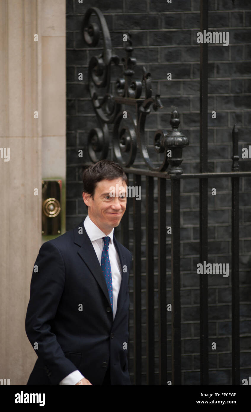 A Downing Street, Londra, Regno Unito. Il 12 maggio 2015. Ministri arrivano al 10 di Downing Street per la prima tutti i cabinet conservatori riuniti in 18 anni. Parlamentare di Sotto Segretario di Stato Rory Stewart foglie. Credito: Malcolm Park editoriale/Alamy Live News Foto Stock