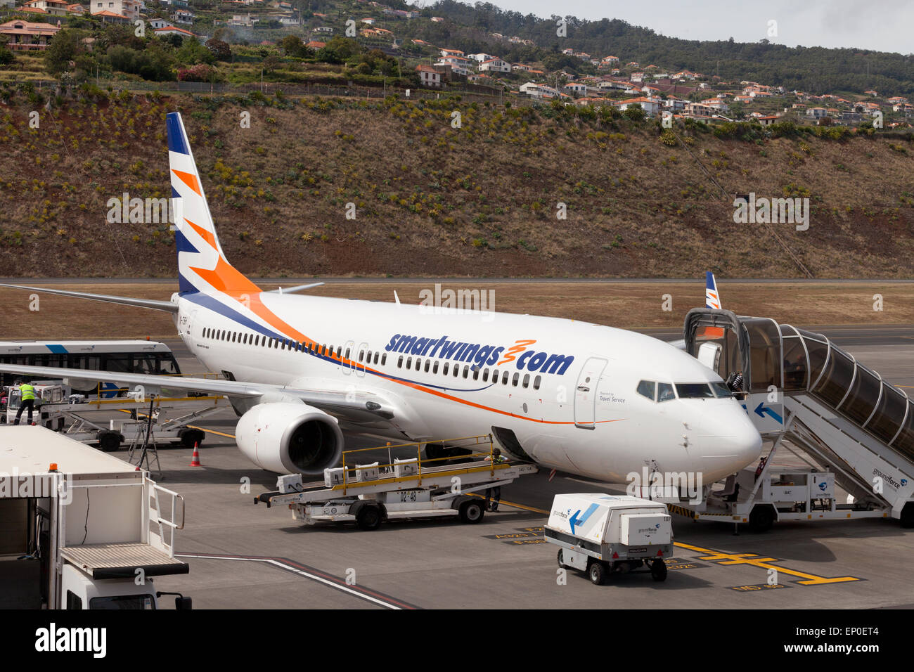 Un Smartwings Boeing 737-800 piano in corrispondenza della gate, l'aeroporto di Funchal, Madeira, Europa Foto Stock