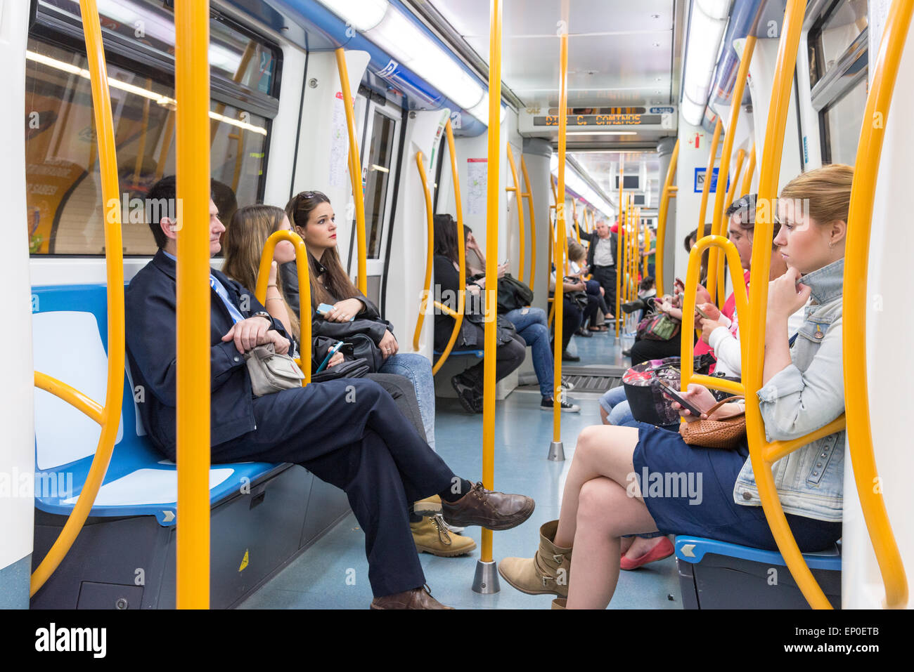 Persone che viaggiano sulla linea 2 della metropolitana di Madrid, Spagna Foto Stock