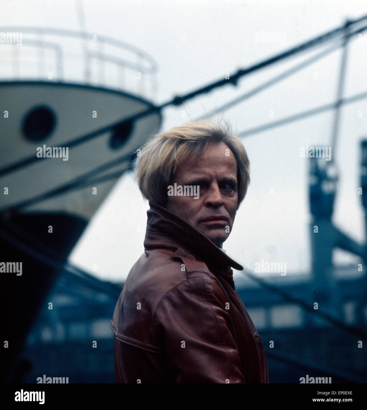 Deutscher Schauspieler Klaus Kinski bei einem Fotoshooting im Hafen von Hamburg im März 1975. Attore tedesco Klaus Kinski a Foto Stock