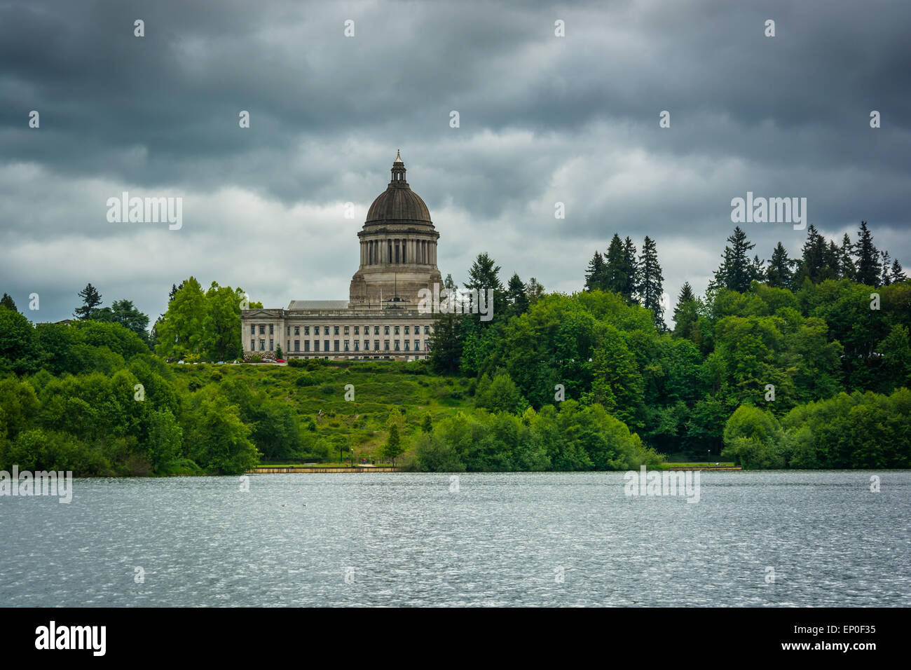 Il Washington State Capitol e Lago Capitol, in Olympia, Washington. Foto Stock