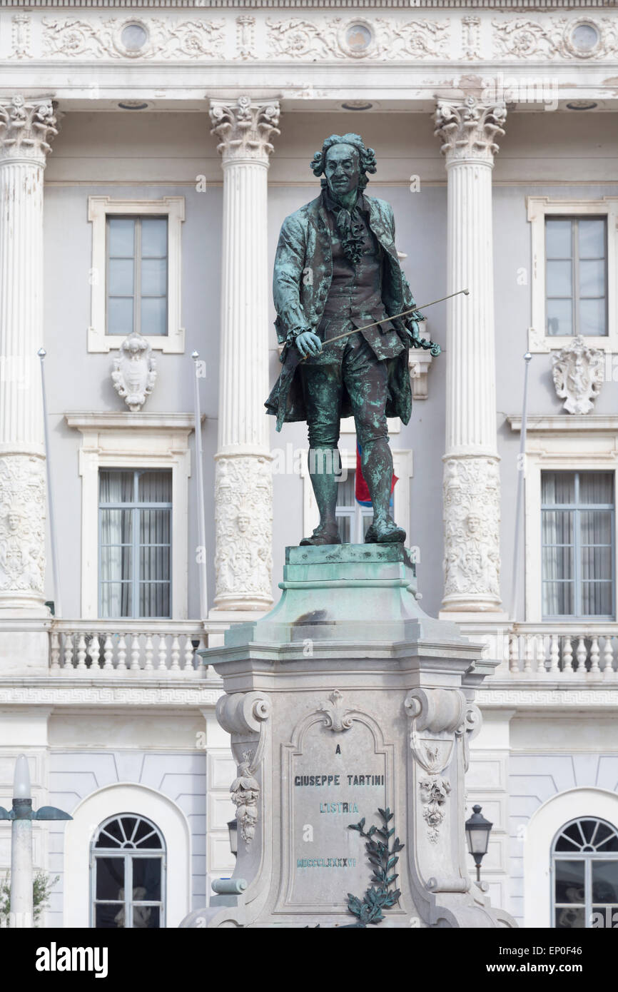 Pirano, Primorska, Slovenia. Statua di Giuseppe Tartini, 1692-1770, violinista e compositore nato a Pirano. Foto Stock