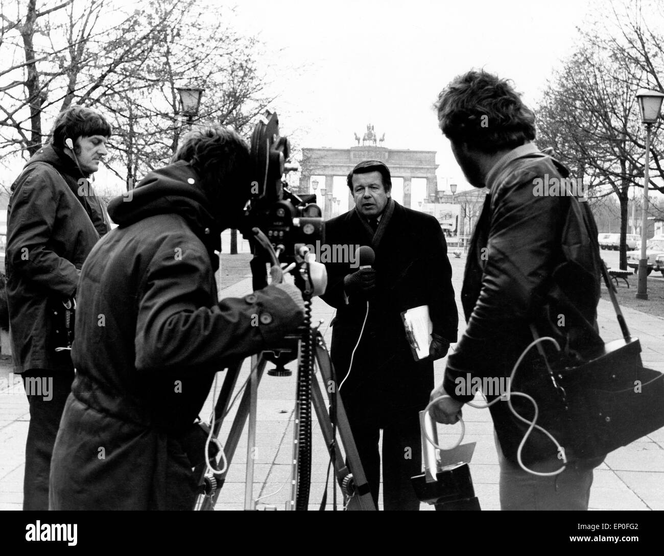 Deutscher Auslandskorrespondent und giornalista Lothar Loewe berichtet aus Berlin, 1976. Il tedesco corrispondente estero e repo Foto Stock