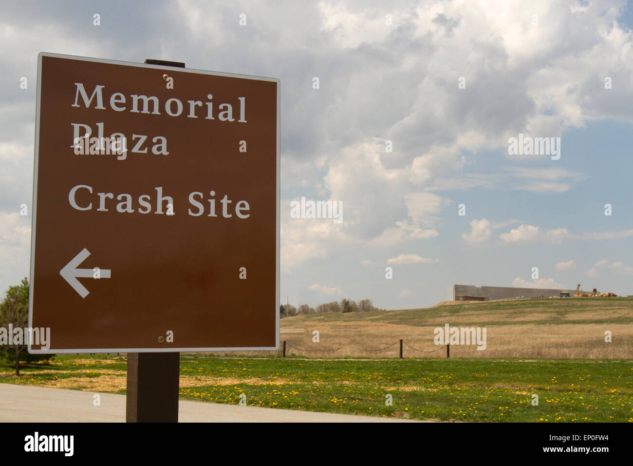 Contea di Somerset, PA, Stati Uniti d'America - 8 Maggio 2015 : segno per il Memorial Plaza e Crash Site al volo 93 National Memorial con nuovi visitatori Foto Stock