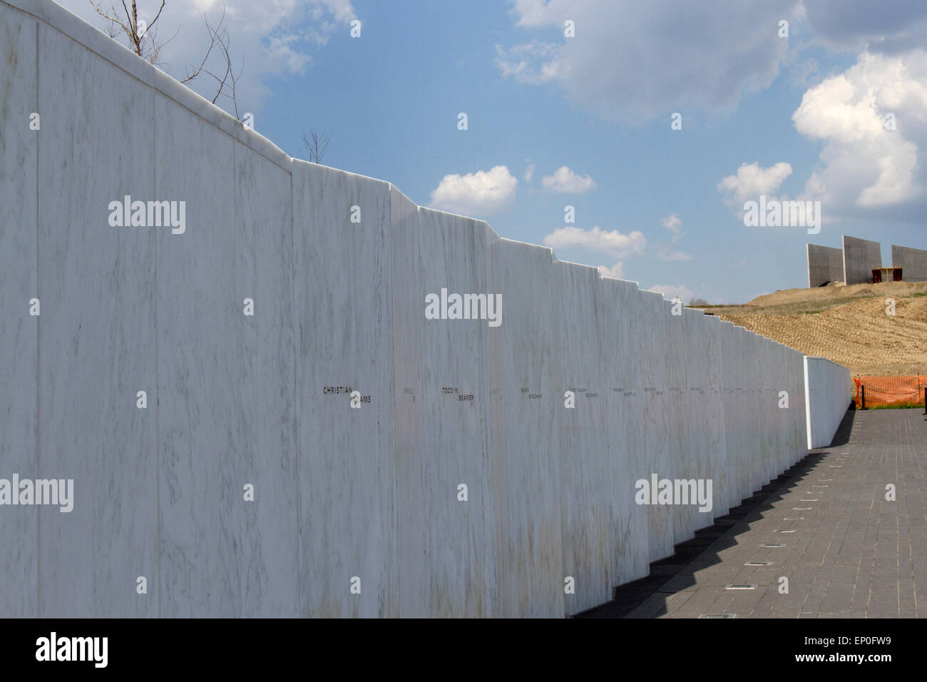 Contea di Somerset, PA, Stati Uniti d'America - 8 Maggio 2015 : Muro dei Nomi al volo 93 monumento nazionale di esecuzione tra il centro visitatori sulla parte superiore del Foto Stock
