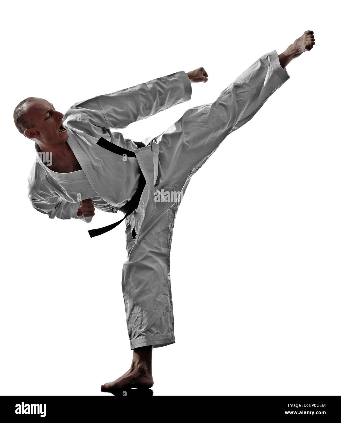 Un karate kata formazione uomo isolato su sfondo bianco Foto Stock