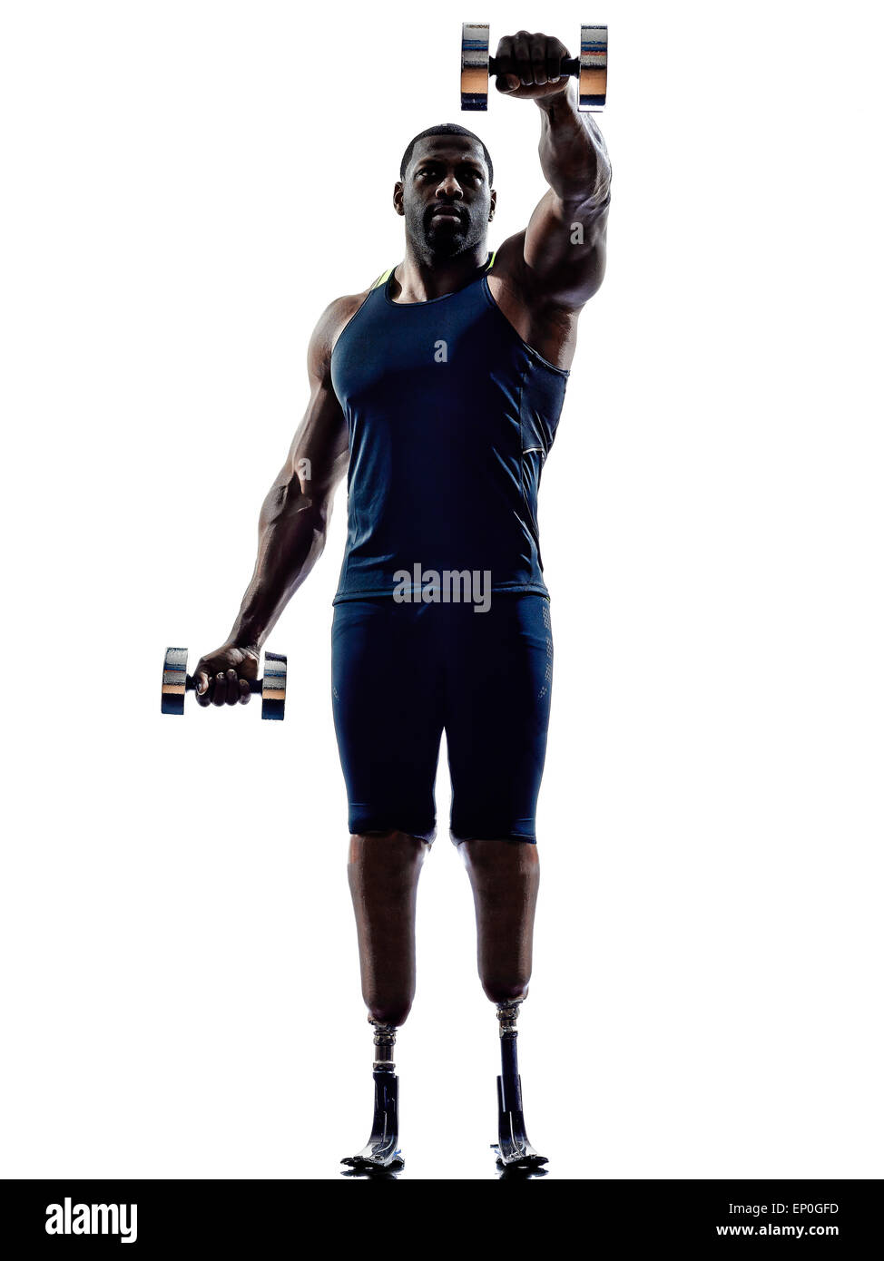Uno muscoloso uomo disabile body builders edificio pesi con gambe protesi in silhouette su sfondo bianco Foto Stock