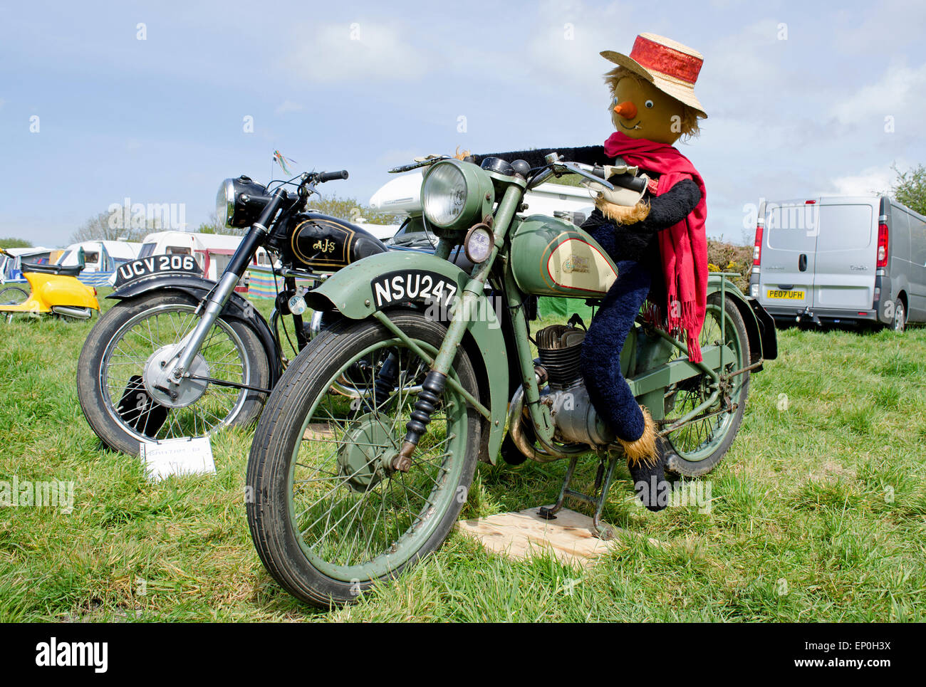 Un vintage BSA motocicletta con uno spaventapasseri seduta su di esso Foto Stock