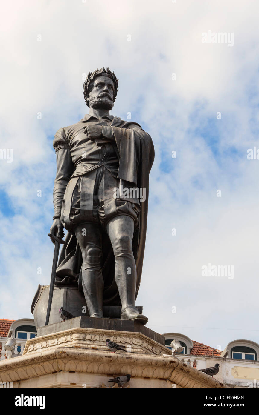 Lisbona, Portogallo. Largo de Camões o Praça de Luis de Camões. Statua del poeta Luis De Camões, c.1524-1580. Foto Stock