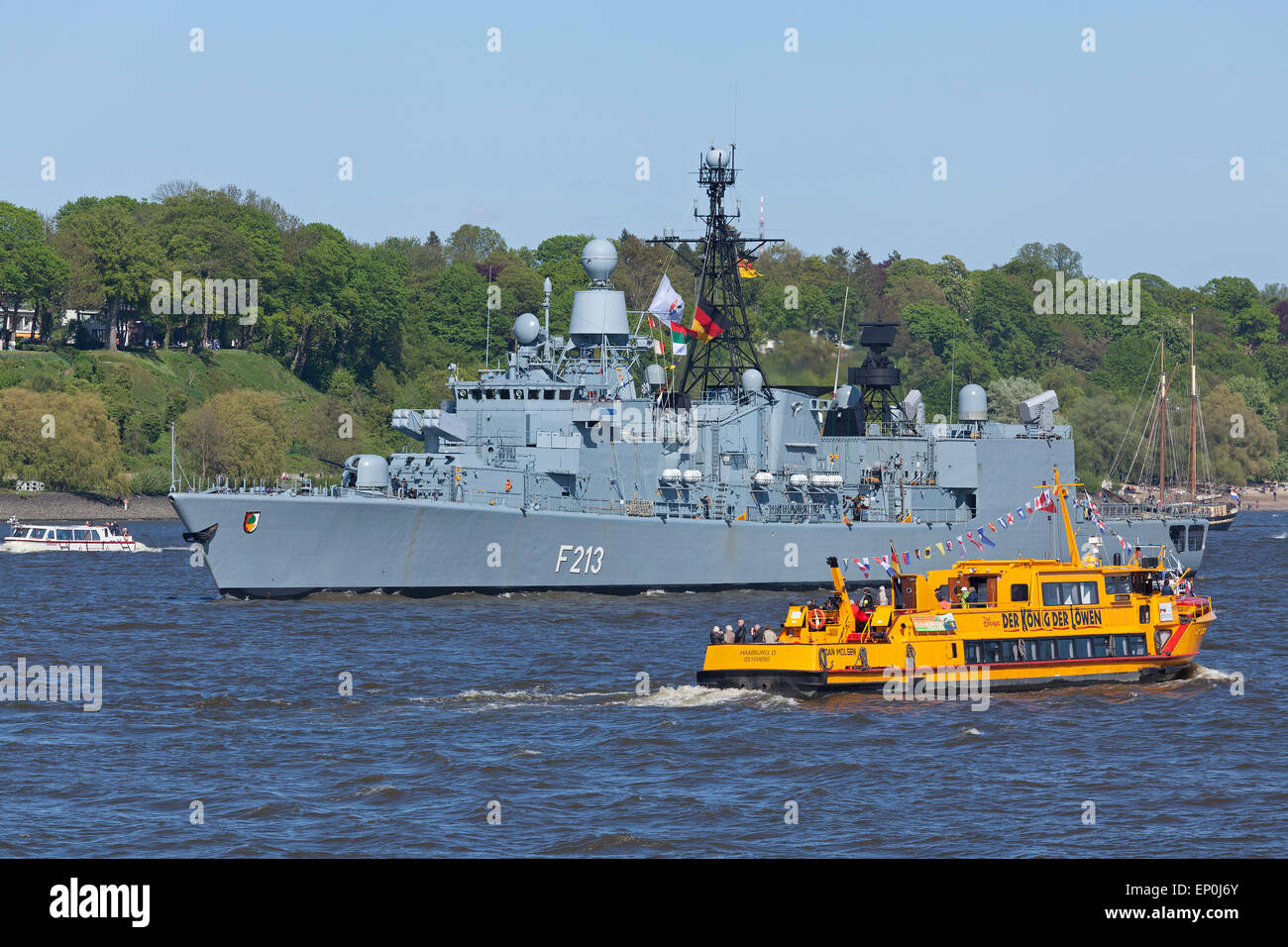 Fregata 'Augsburg' sul Fiume Elba durante 826. Compleanno del porto di Amburgo, Germania Foto Stock