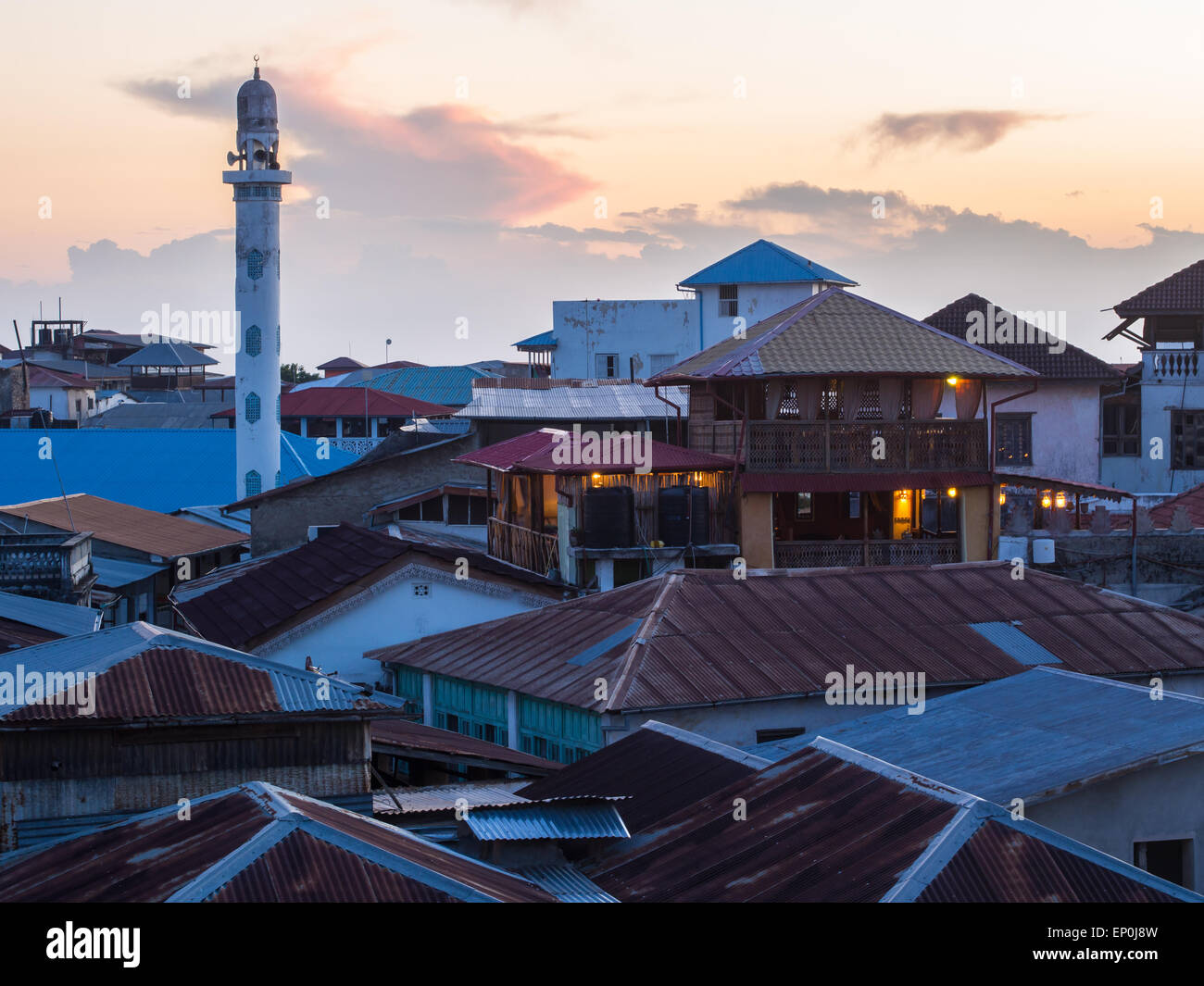 Vista della parte vecchia della città di pietra a Zanzibar, Tanzania Africa Orientale, la moschea con il minareto al tramonto / di notte. Orizzontale. Foto Stock