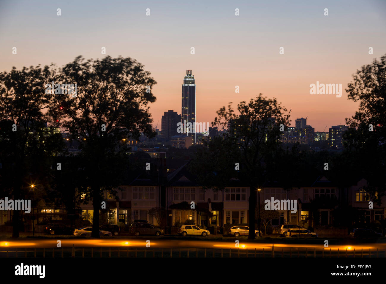 Oltre il periodo edoardiano case confinanti con Ruskin Park nel sud di Londra, il grattacielo residenziale denominato St George Wharf Tower. Foto Stock