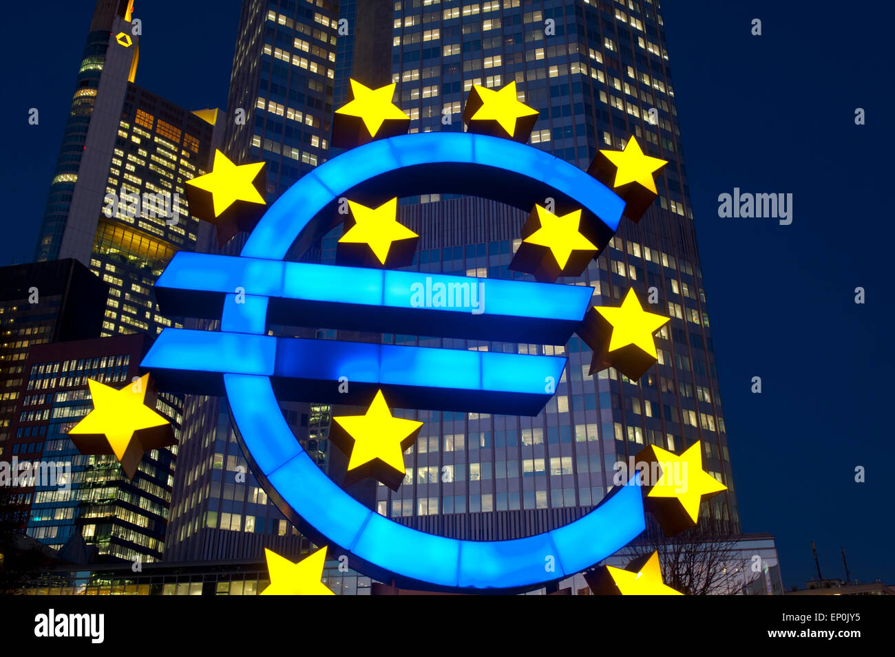 Simbolo Euro di fronte EZB Building di Francoforte Hesse Germania Europa Foto Stock