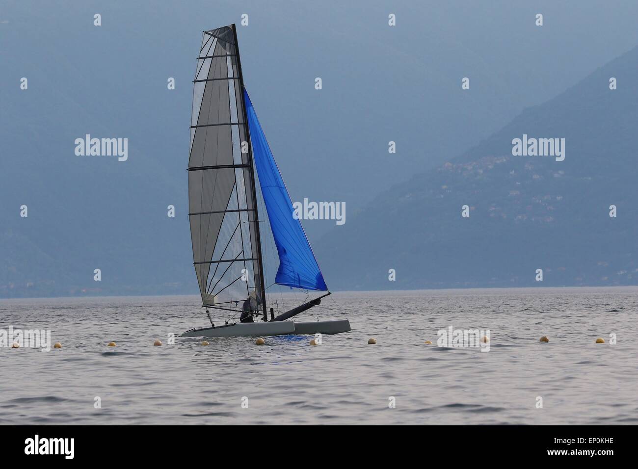 Catamarano su un lago di montagna Foto Stock