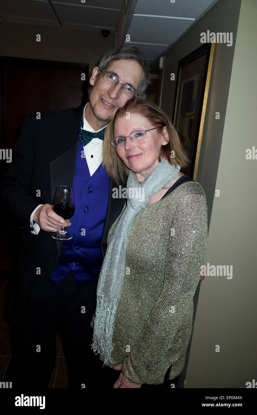 Bella coppia formalmente vestiti adulto giovane godendo di un Academy Award party. St Louis Park Minnesota MN USA Foto Stock
