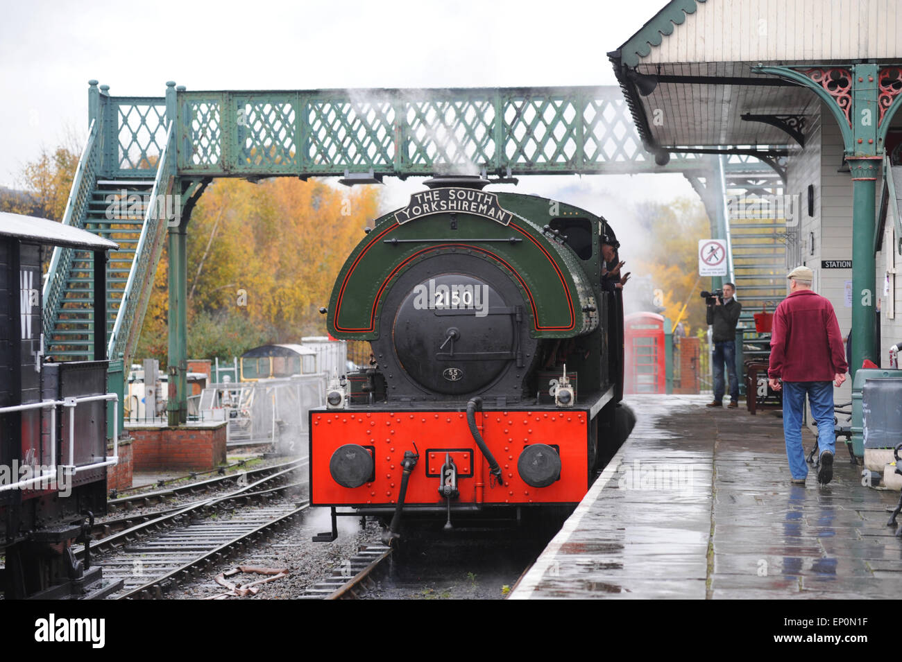 Un treno a vapore che arrivano al patrimonio Elsecar stazione ferroviaria, Barnsley, South Yorkshire, Regno Unito. Immagine: Scott Bairstow/Alamy Foto Stock