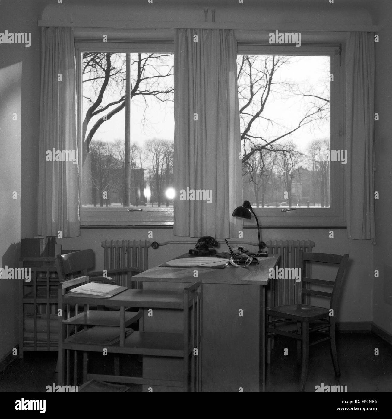 Blick in das Innere eines Büros aufgeräumten im Deutschland der 1950er Jahre. Consente di visualizzare in un molto ordinato office room in Germania, 1950 Foto Stock