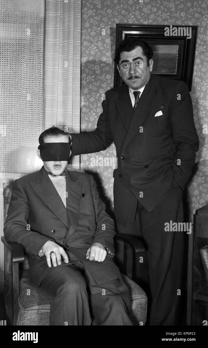 Zwei Schauspieler am impostare einer Fernsehfilmproduktion, Amburgo 1954. Due attori tedeschi e alla produzione di una fiction TV, H Foto Stock