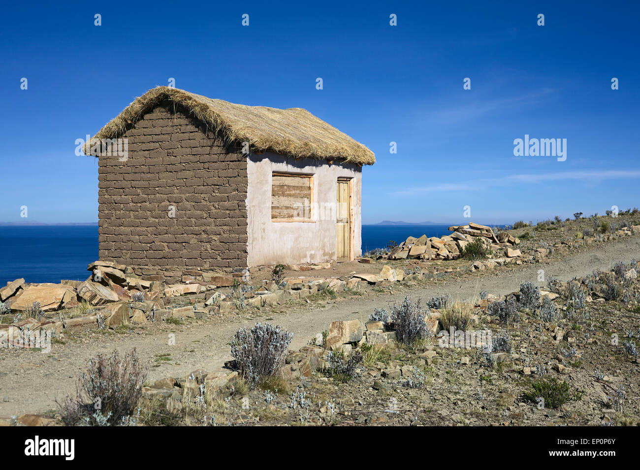 Adobe piccola capanna con tetto di paglia lungo il percorso su Isla del Sol (Isola del Sole) nel Lago Titicaca, Bolivia Foto Stock