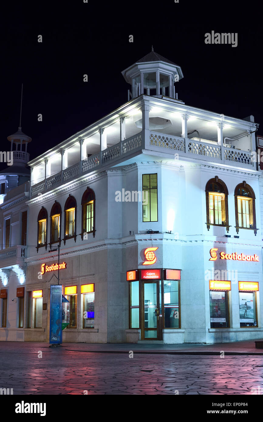 Edificio dell'istituto finanziario di Scotiabank su un angolo della Plaza Prat piazza principale illuminato di sera in Iquique, Cile Foto Stock